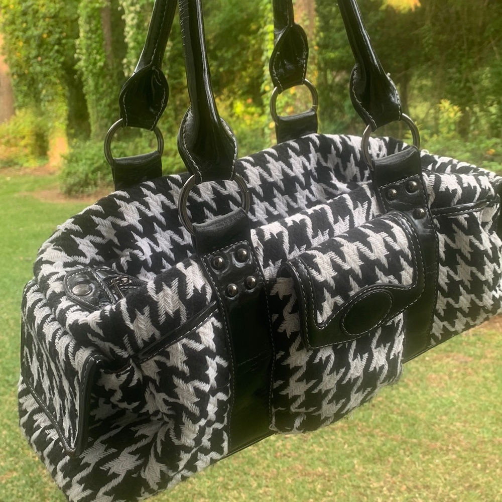 Black white hand bag